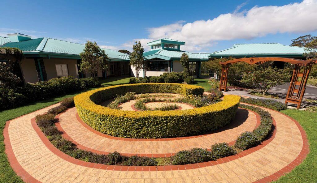 Exterior of the Queen's North Hawaii Community Hospital front garden